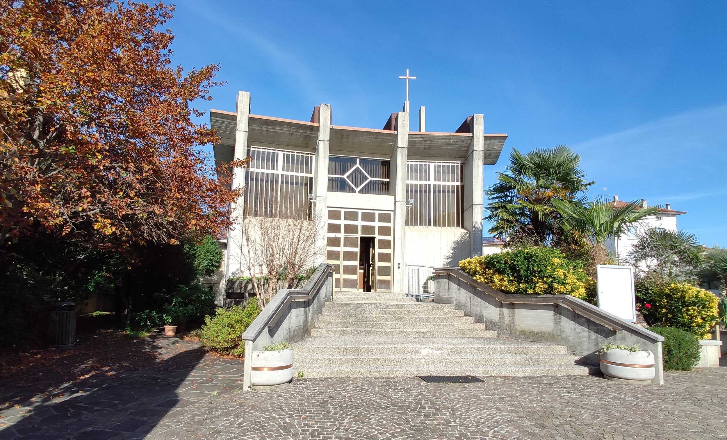 Immagine con la facciata della chiesa di Branco
