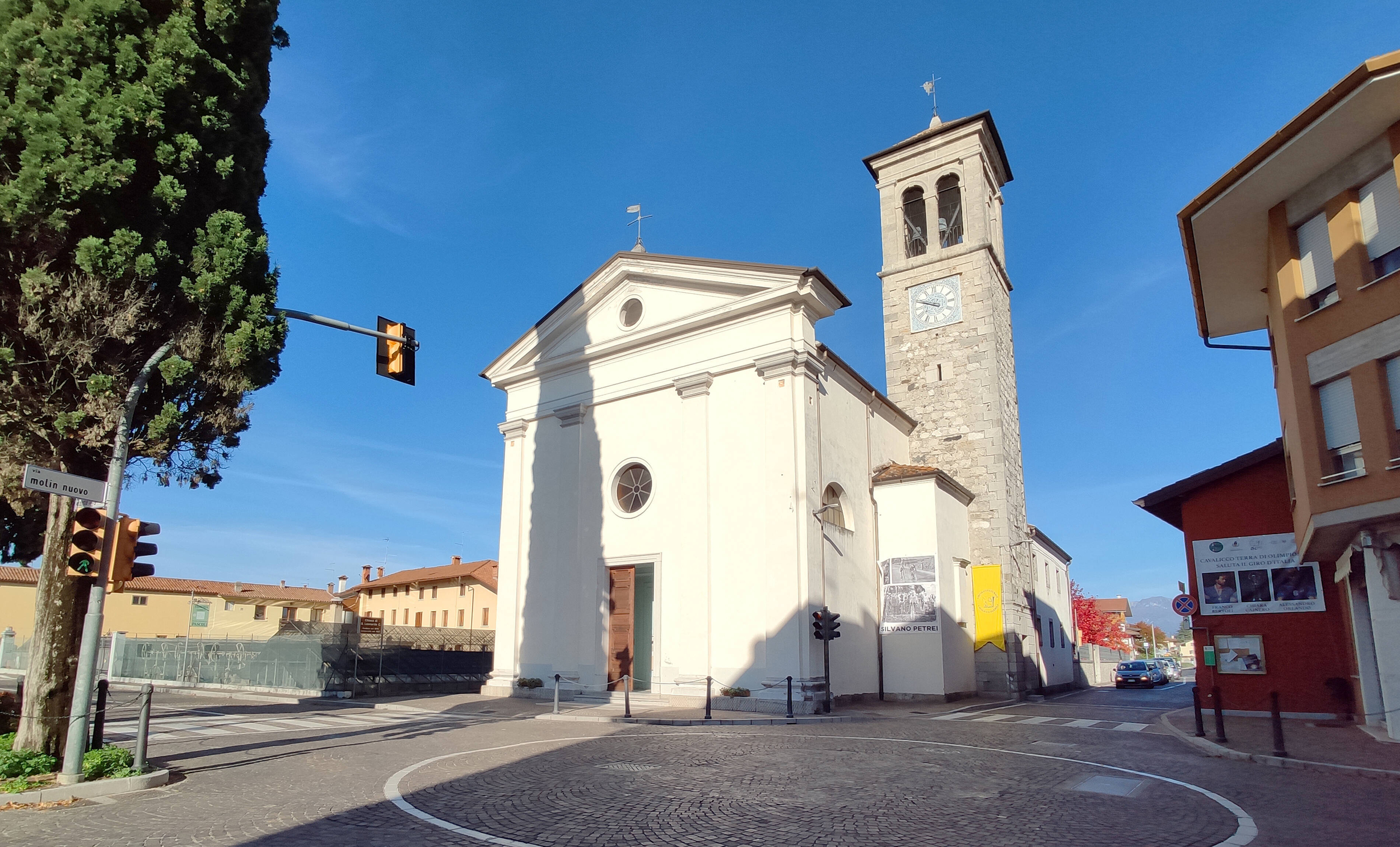Immagine con la facciata della chiesa di Cavalicco