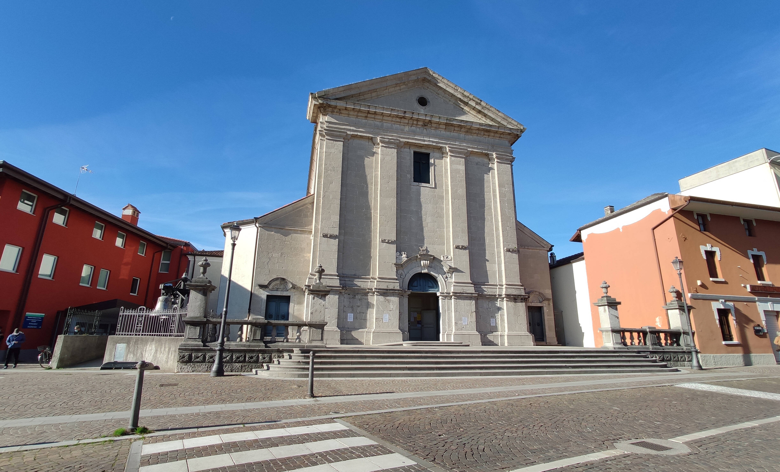 Immagine con la facciata della chiesa di Feletto