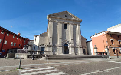 Immagine con la facciata della chiesa di Feletto