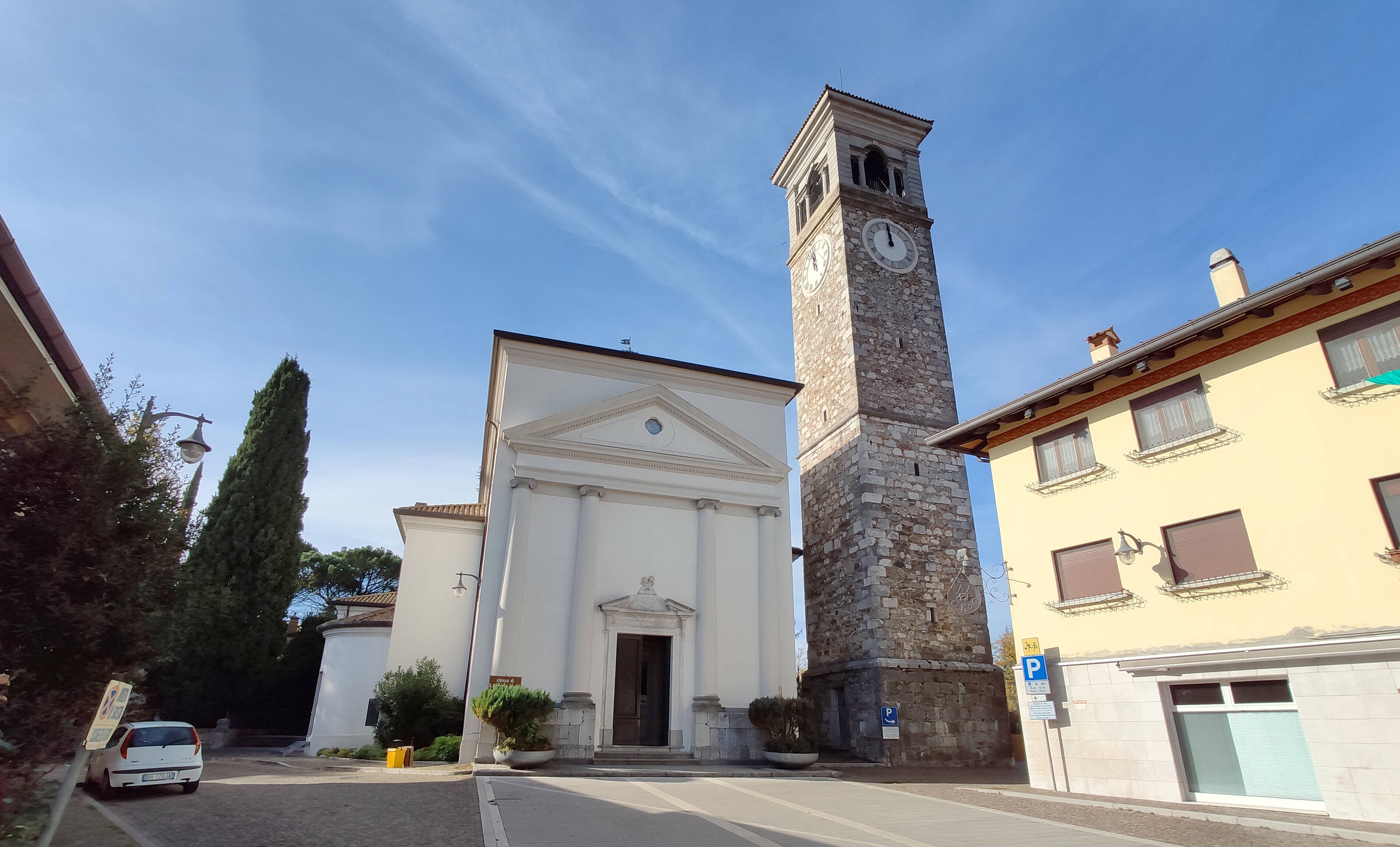 Immagine con la facciata della chiesa di Tavagnacco