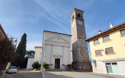 Immagine con la facciata della chiesa di Tavagnacco