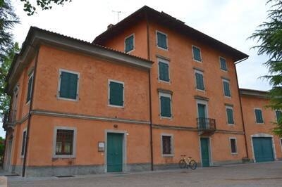 Immagine con casa rossa
