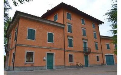 Immagine con casa rossa