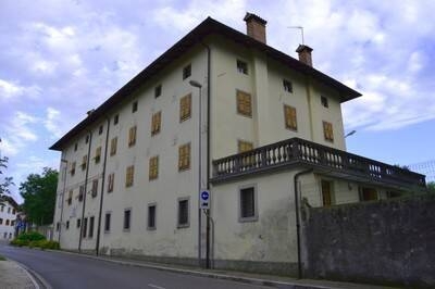 Immagine con la villa bianca