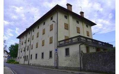 Immagine con la villa bianca