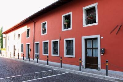 Immagine con casa rossa