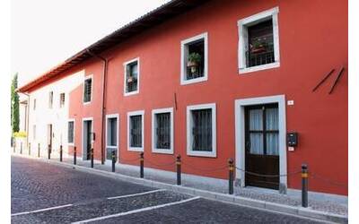 Immagine con casa rossa