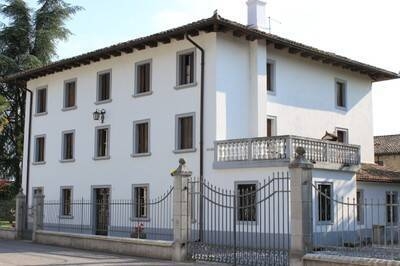 Immagine con villa bianca