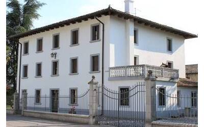 Immagine con villa bianca