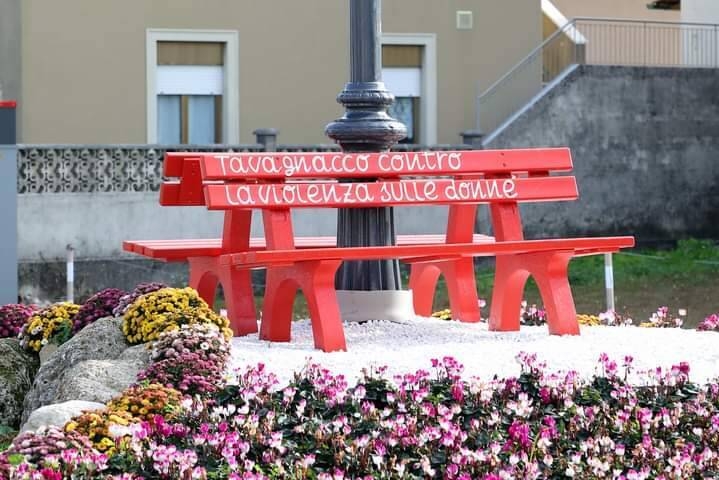 Panchina rossa donne