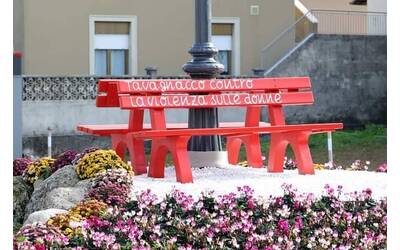 Panchina rossa donne