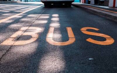 Immagine con la scritta BUS sull'asfalto