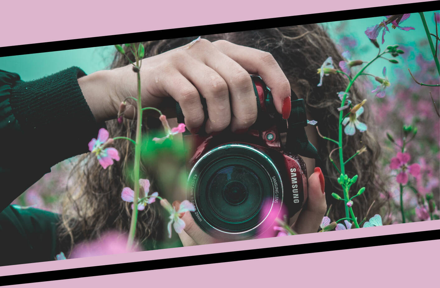 Immagine con una ragazza che tiene in mano una macchina fotografica