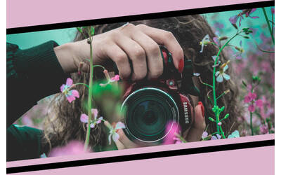 Immagine con una ragazza che tiene in mano una macchina fotografica