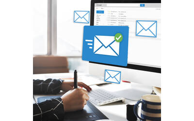 Immagine con un computer e la mail