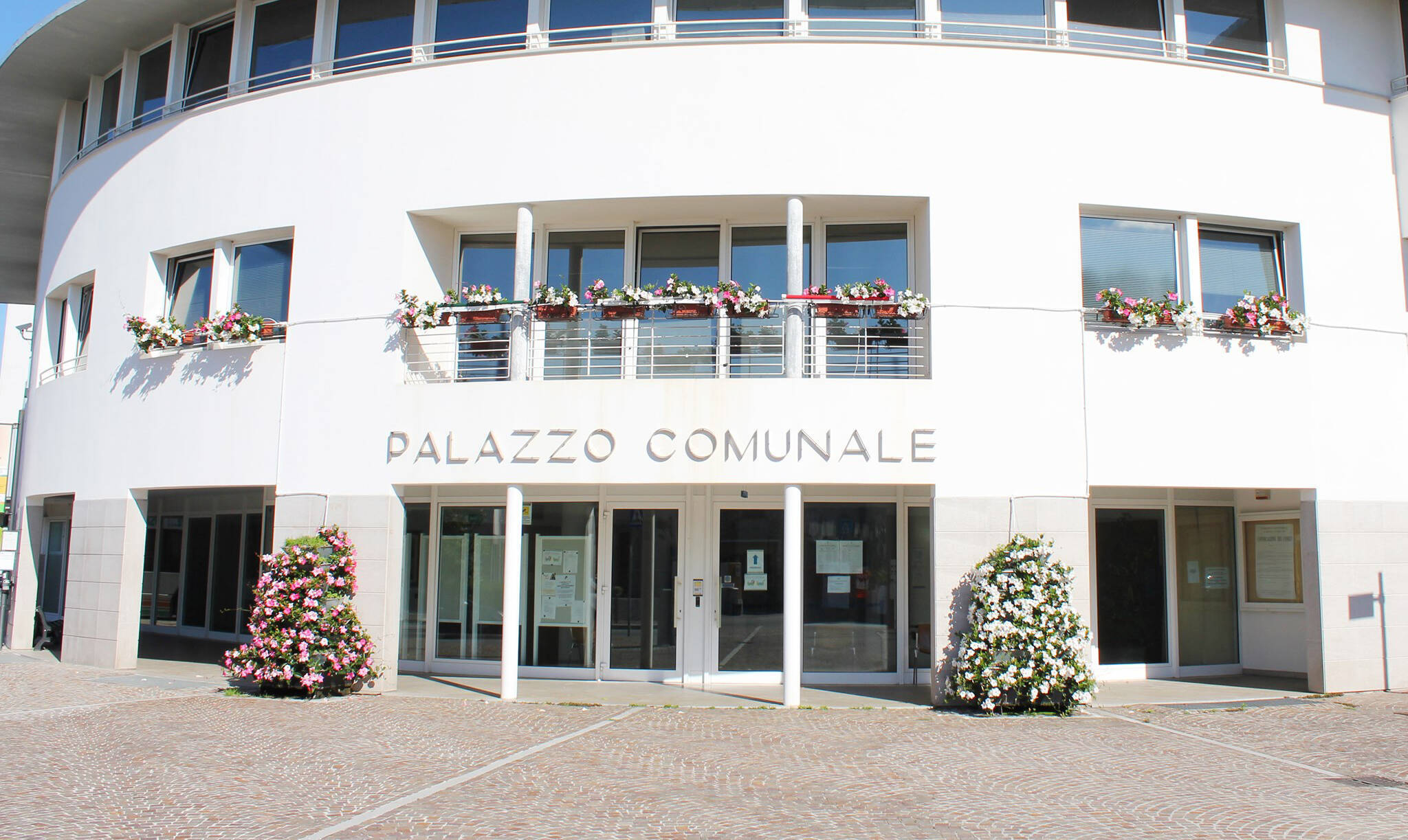 Immagine con la facciata del Municipio