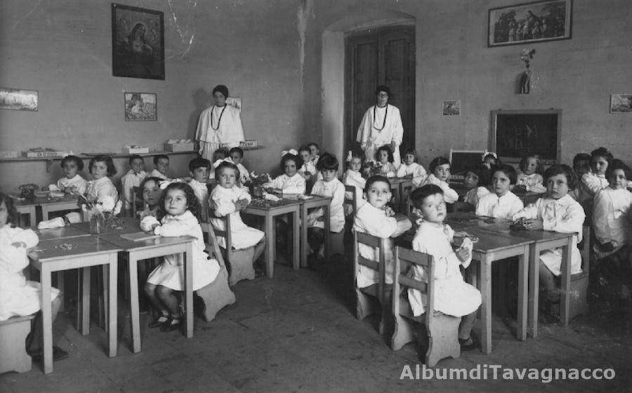 gruppo di piccoli alunni in aula