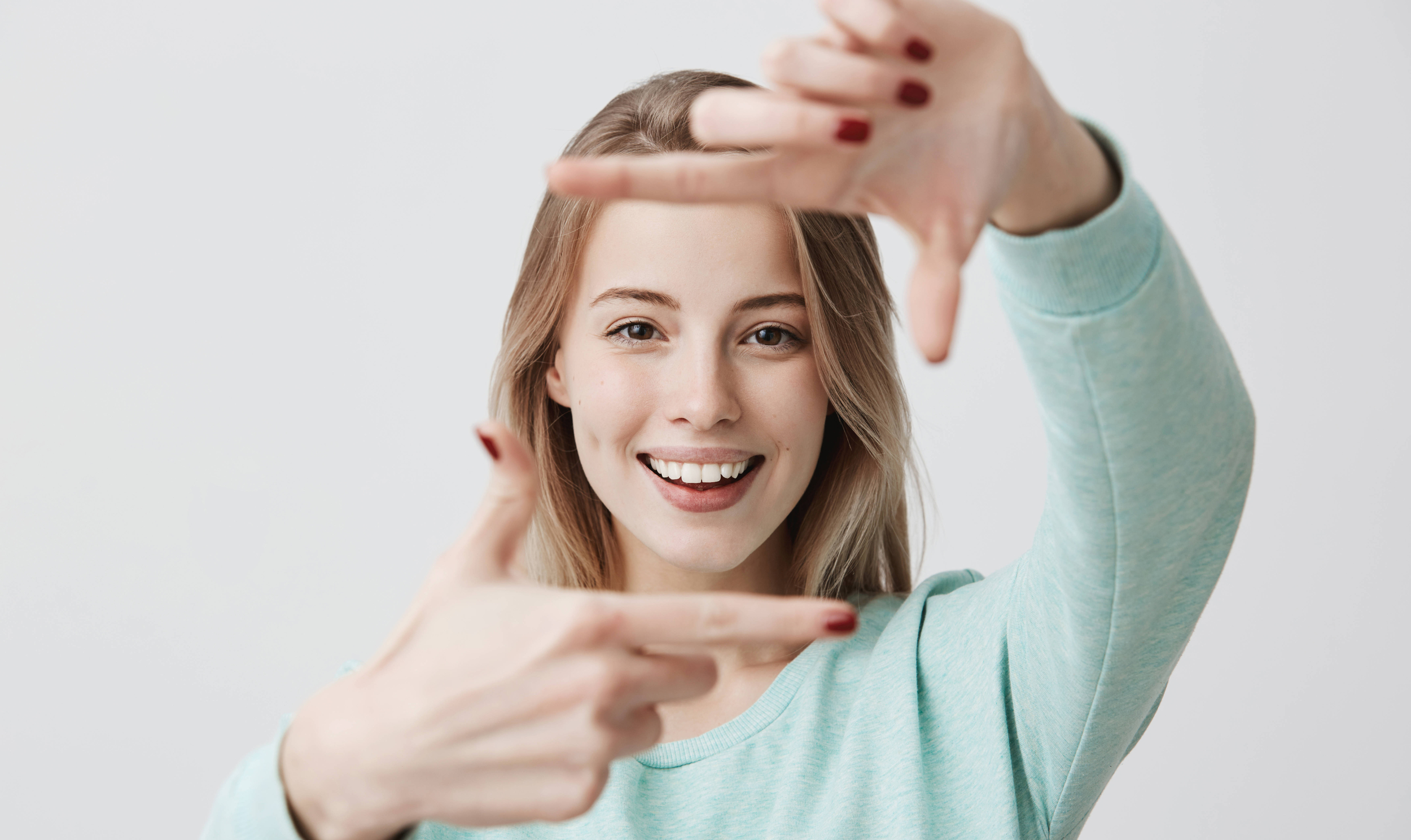 ragazza che fa una foto con le mani