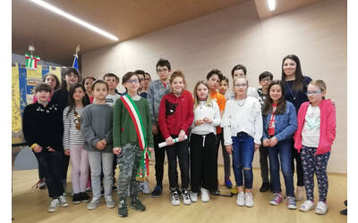 Immagine con i ragazzi membri del consiglio comunale 