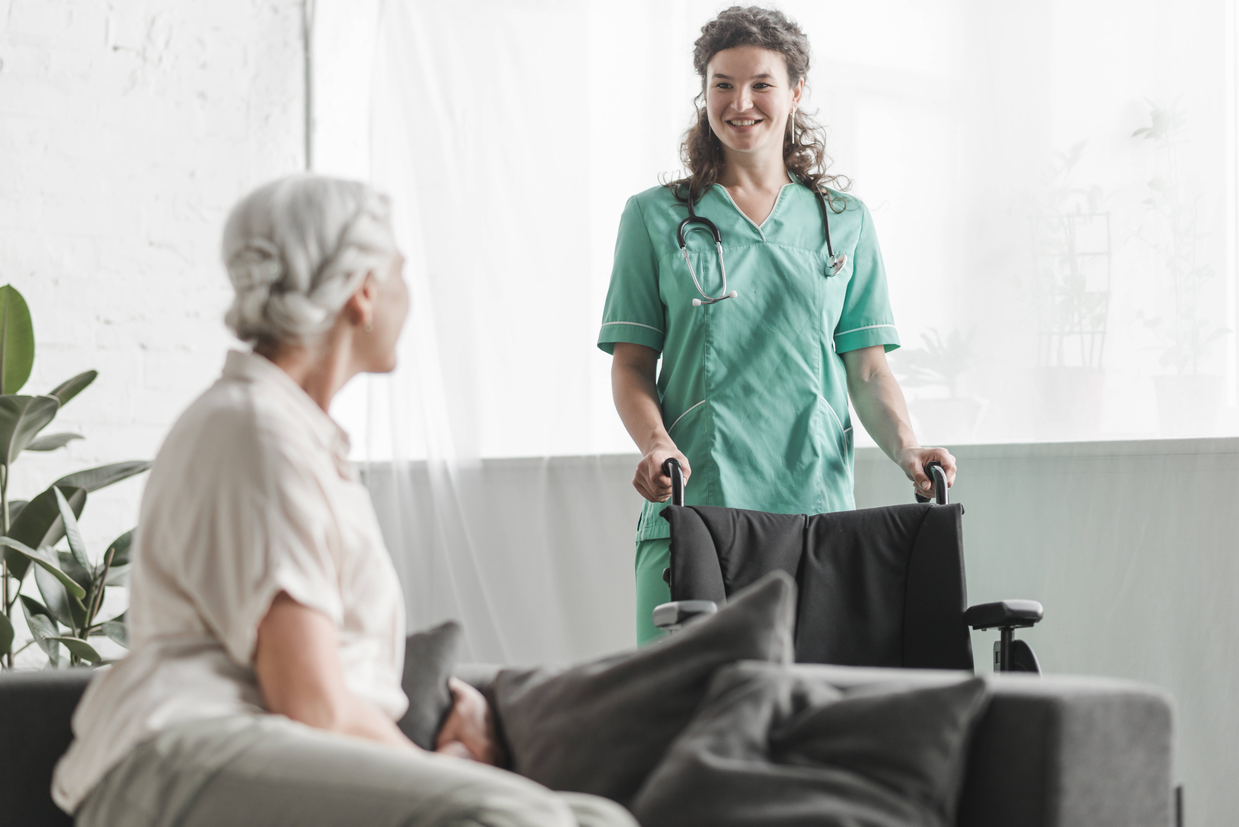 Immagine con anziano e assistente medico