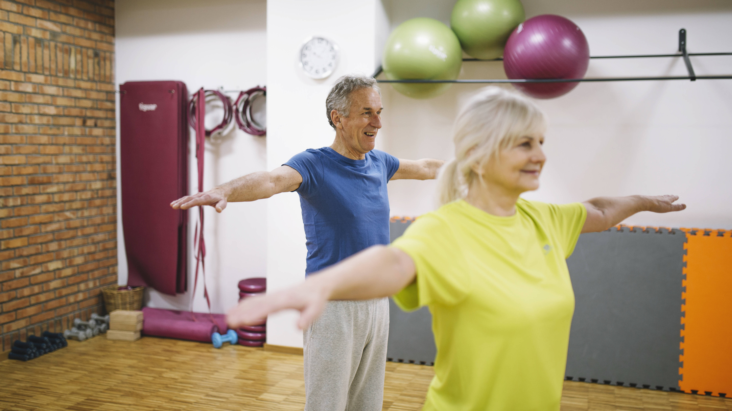 Anziani che praticano ginnastica