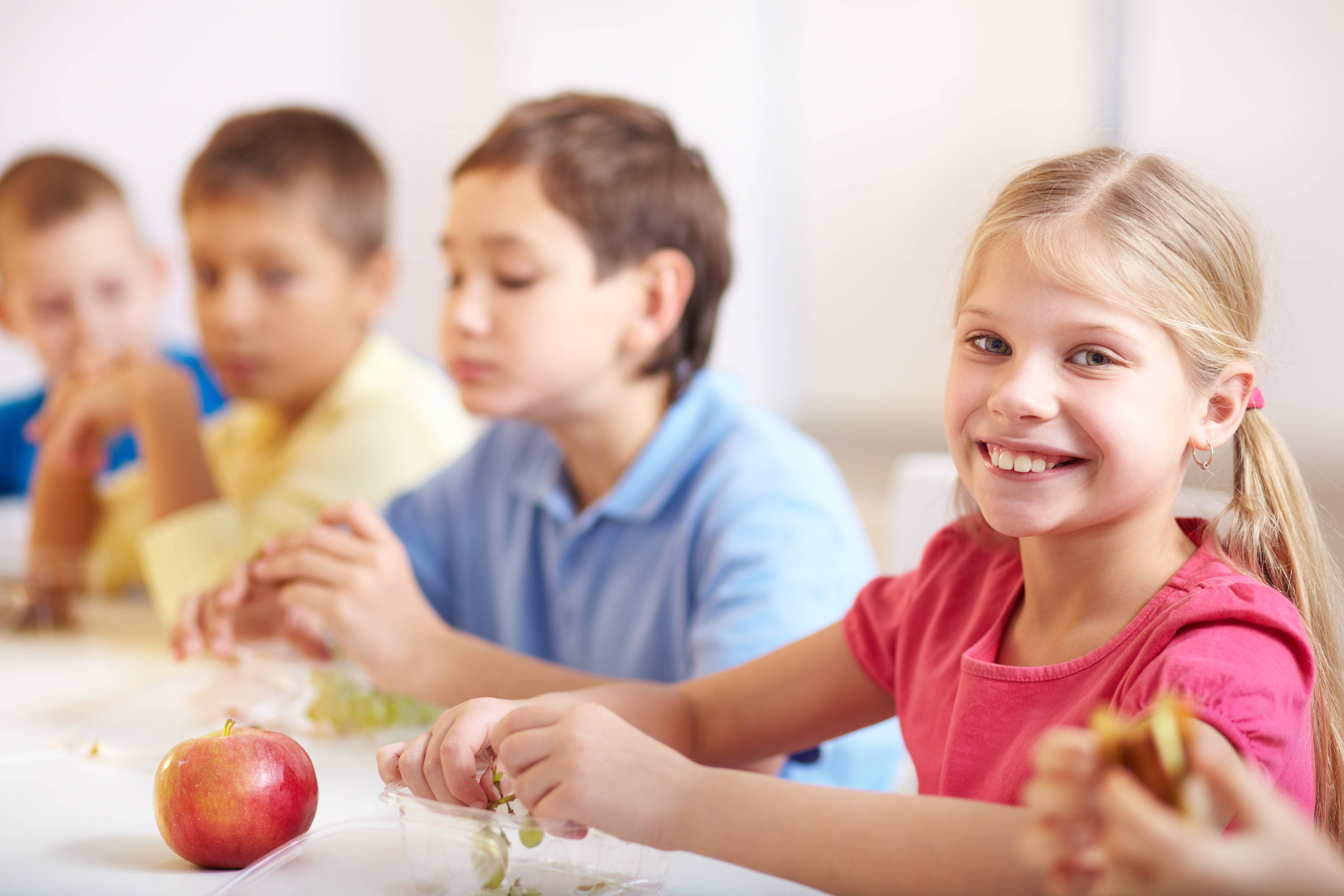 ragazzi che fanno merenda a scuola