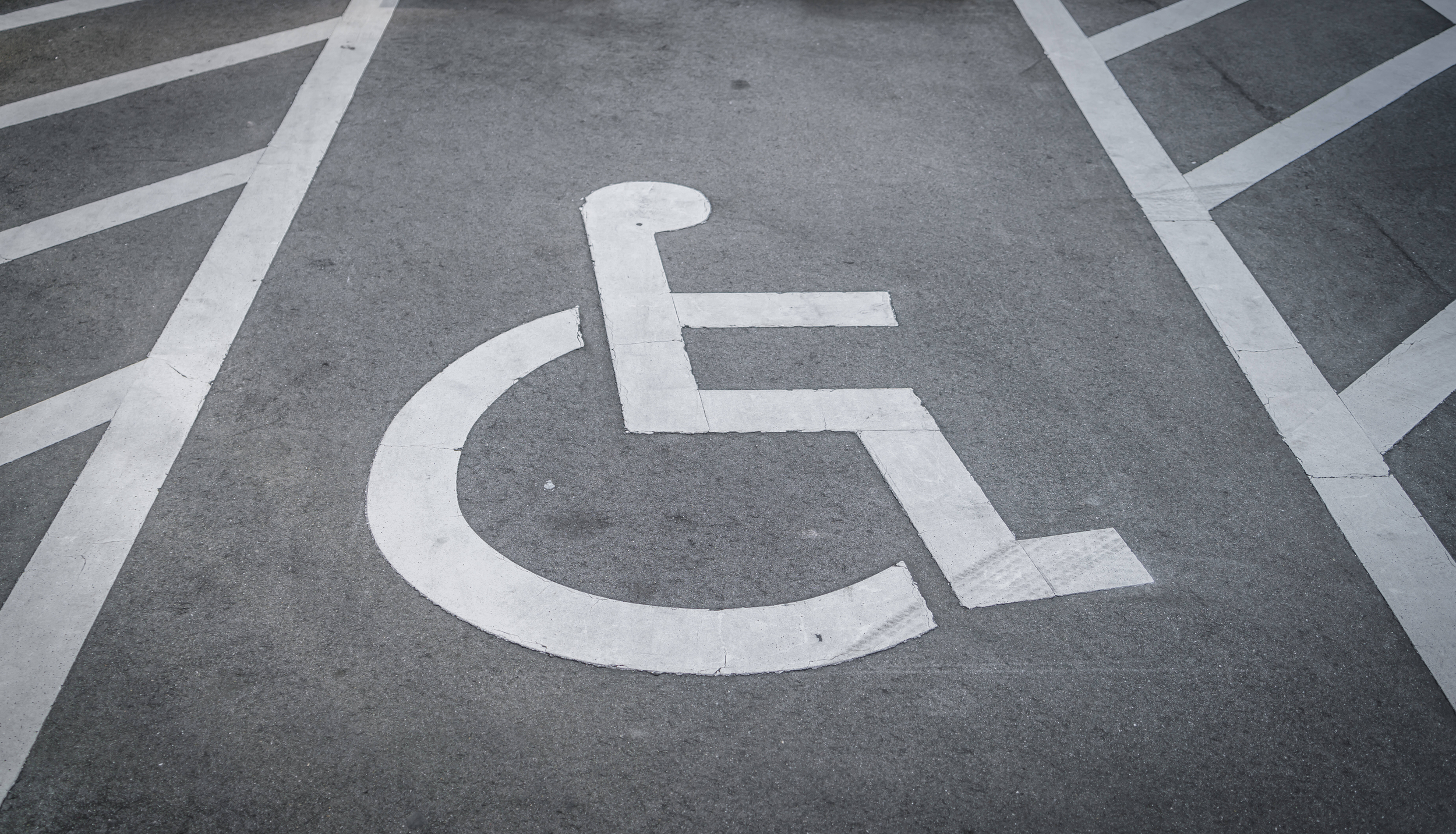 Immagine del parcheggio con linee bianche 