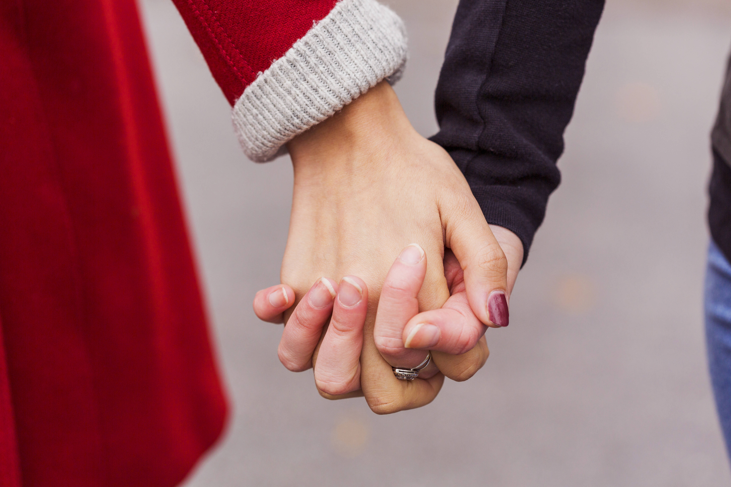 due persone che si tengono per mano